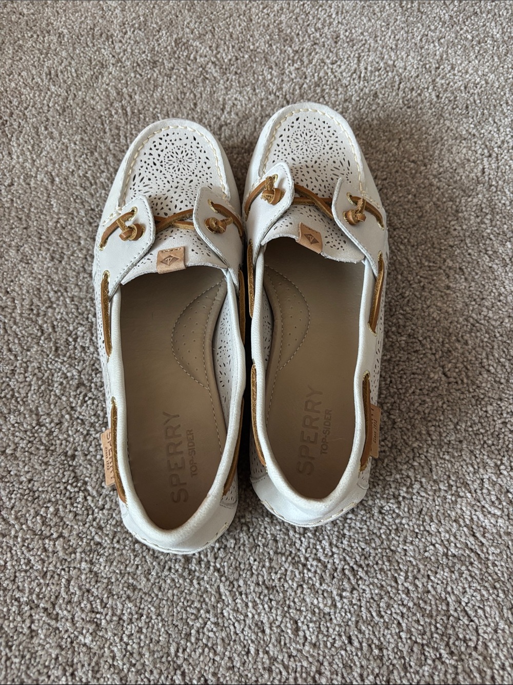 Sperry Women’s Size 7.5 Cream Perforated Leather Boat Shoes with Gold Accents - Picture 4 of 7
